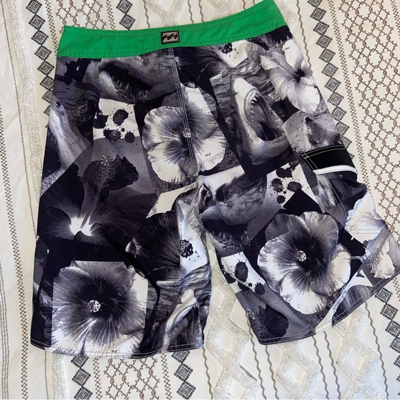 Billabong 20” board shorts - Picture 2 of 4